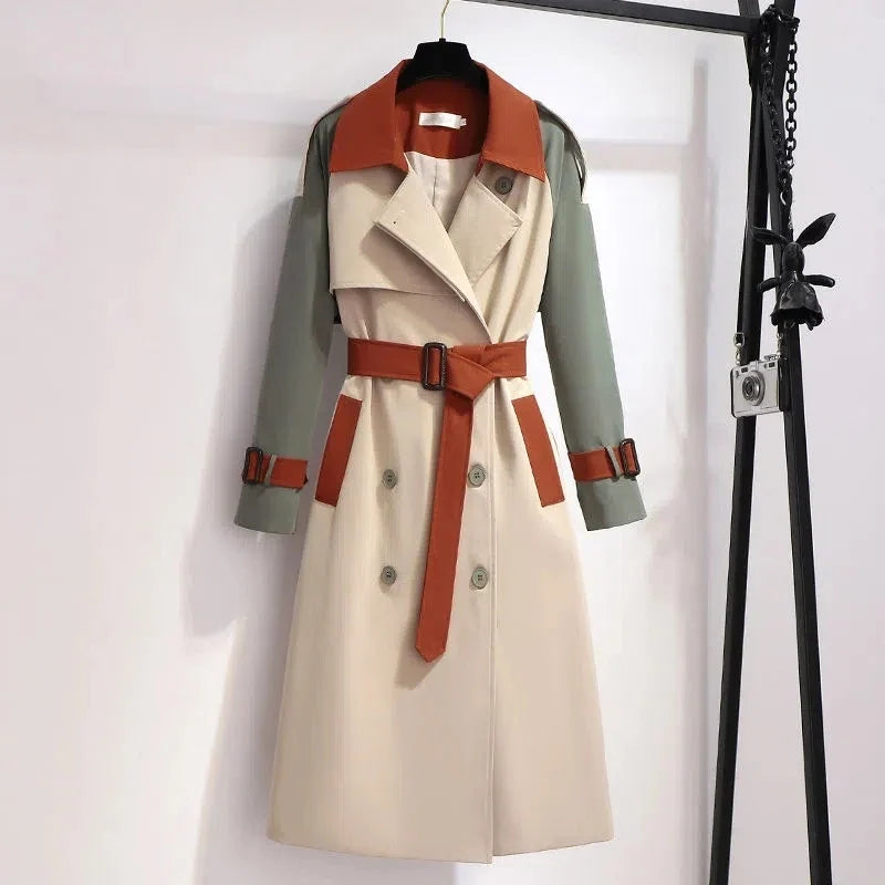 מעיל טרנץ׳ בז׳ עם חגורה כתומה